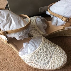 Solanz white lace wedge shoes size 9 NEW!